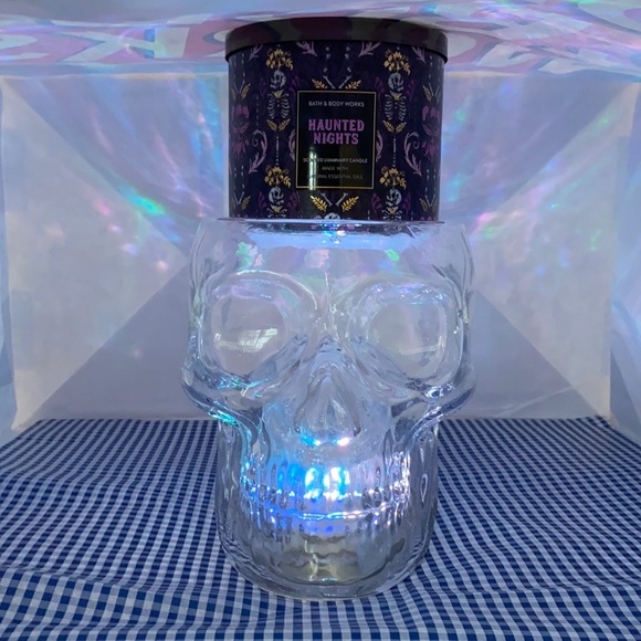 BBW 2021 Halloween Color Changing Skull Stand - Picture 4 of 8